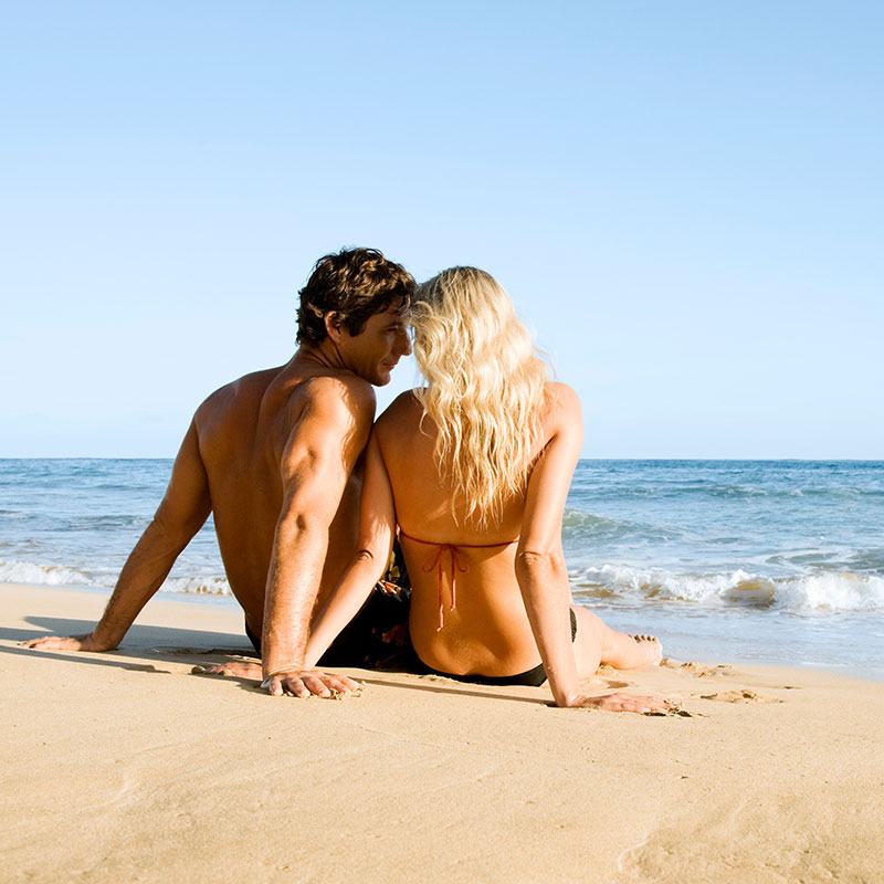 Под шум моря на теплом пляже каменном жена сосет мужу член